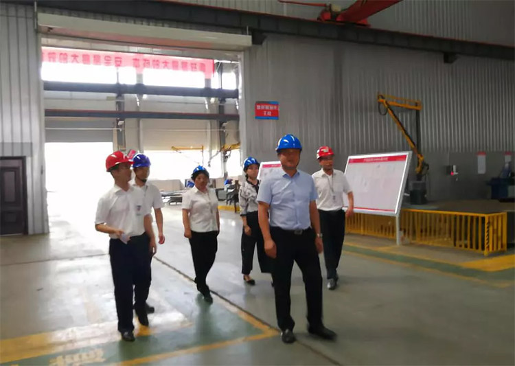 湖南航天副总经理、老子有钱lzyq88环保董事长、党总支书记宋卫武一行到老子有钱lzyq88送清凉