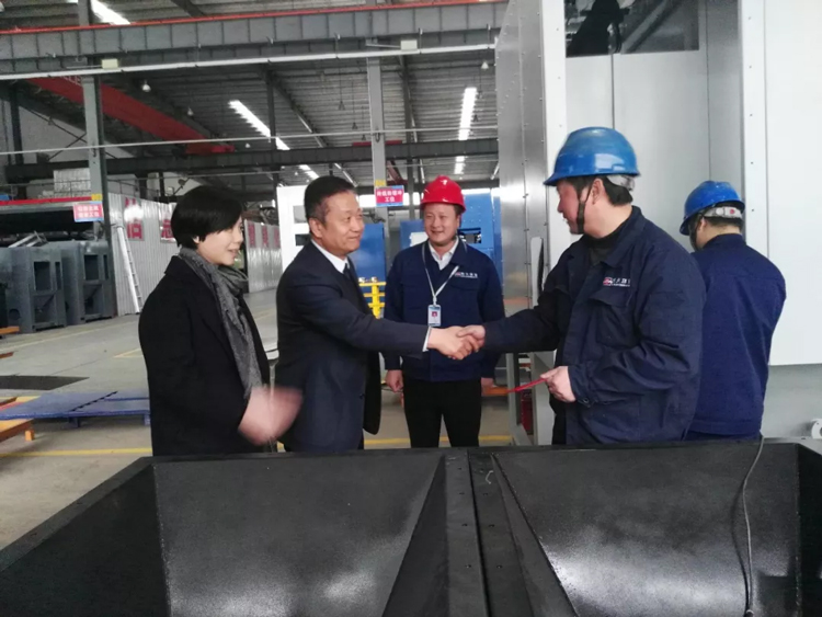 老子有钱lzyq88董事长宋卫武节前慰问困难党员与职工